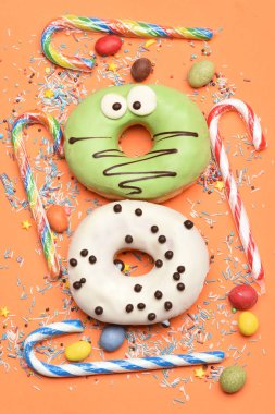 Turuncu zemin üzerine komik sırlı çörek