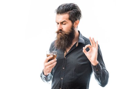 sakallı adam viski ile