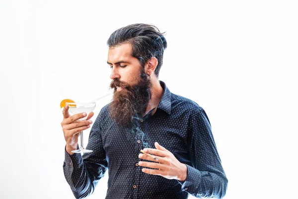 Γενειοφόρος άνδρας με αλκοολούχο ποτό — Φωτογραφία Αρχείου