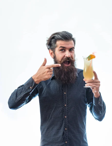 Bebaarde man met nonalcoholic cocktail — Stockfoto