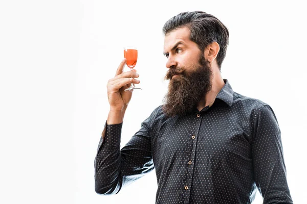Homem barbudo com coquetel alcoólico — Fotografia de Stock