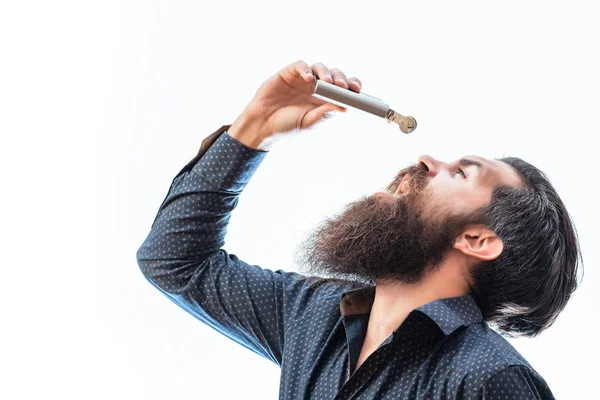Homem barbudo com frasco metálico — Fotografia de Stock