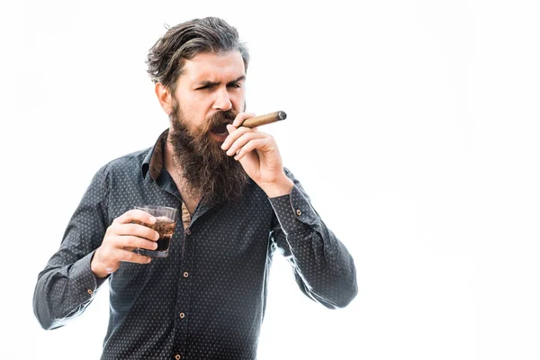Человек с сигарой и виски — стоковое фото