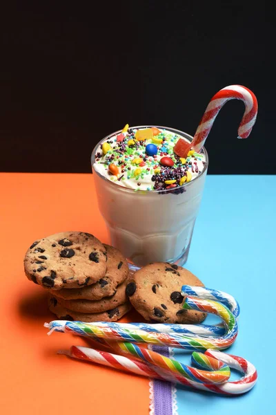 Mléčný koktejl s barevné bonbóny a soubory cookie — Stock fotografie