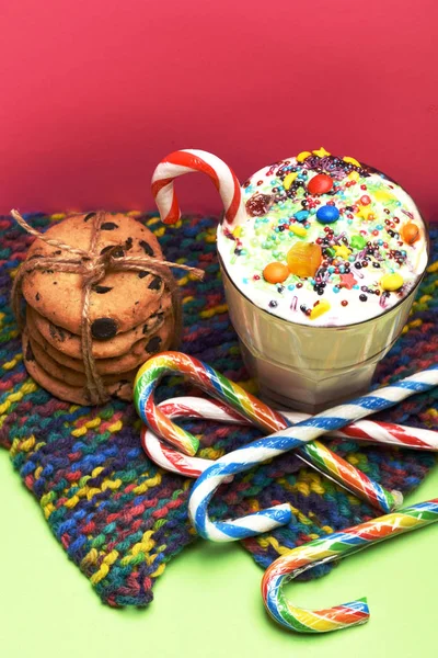 Mléčný koktejl s barevné bonbóny a soubory cookie — Stock fotografie