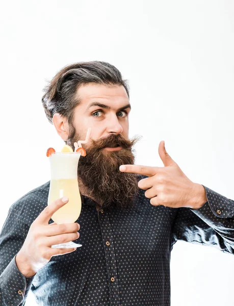 Bebaarde man met nonalcoholic cocktail — Stockfoto