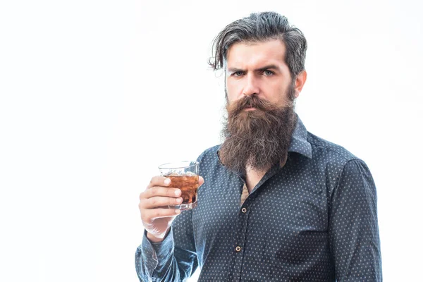 大胡子的男人与威士忌 — 图库照片