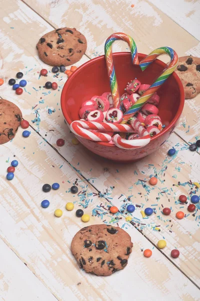 Bonbóny a čokoláda čip cookies — Stock fotografie