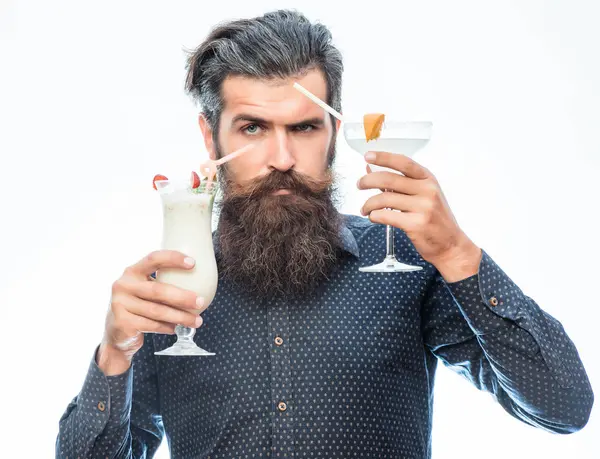Bebaarde man met cocktails — Stockfoto