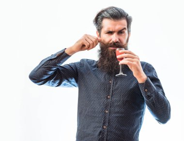 sakallı adam alkollü kokteyl ile