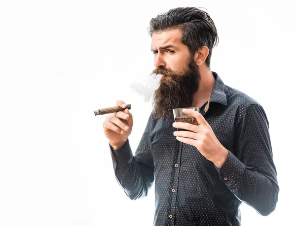 Hombre con cigarro y whisky —  Fotos de Stock