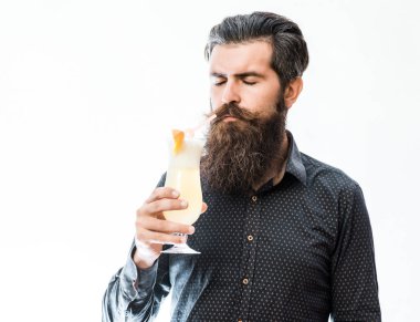 alkolsüz kokteyl ile sakallı adam