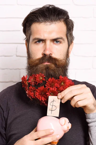 Hipster con flores en barba —  Fotos de Stock