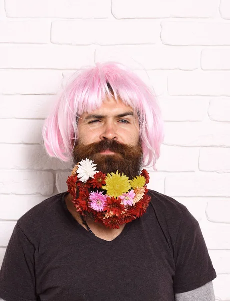 Хіпстер з квітами в бороді — стокове фото