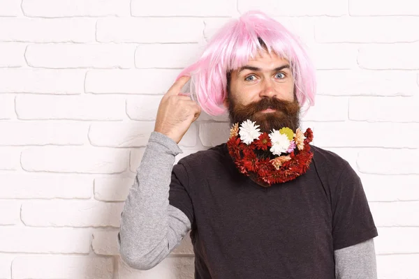 Хіпстер з квітами в бороді — стокове фото