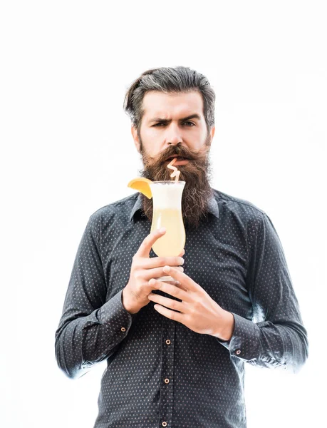 Homem barbudo com coquetel não alcoólico — Fotografia de Stock
