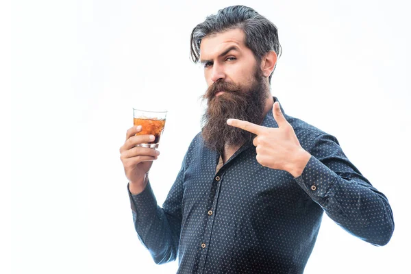 Skäggig man med whiskey — Stockfoto