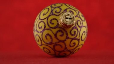 Kırmızı zemin üzerine sarı top