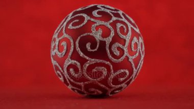 Kırmızı zemin üzerine kırmızı top