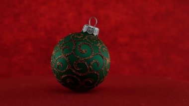 Kırmızı zemin üzerine yeşil topu