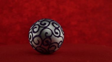 Kırmızı zemin üzerine Gümüş Top