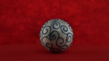 Kırmızı zemin üzerine Gümüş Top