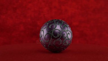 Kırmızı zemin üzerine Menekşe topu