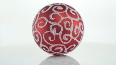 Kırmızı top beyaz üzerine izole