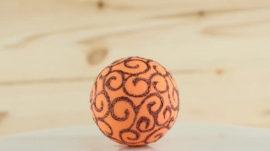 Ahşap arka plan üzerinde turuncu topu