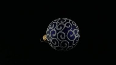 Siyah arka plan üzerine mor Top