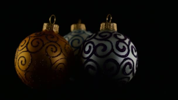 Boules colorées sur fond noir — Video