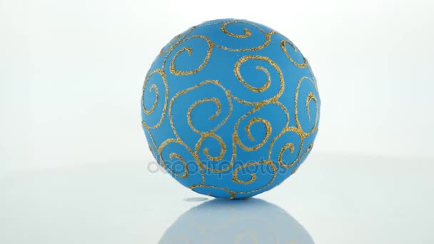 Синій м'яч ізольований на білому — стокове відео
