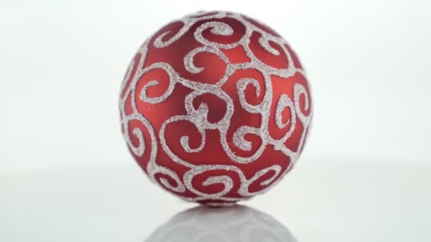 被白色隔离的红球 — 图库视频影像