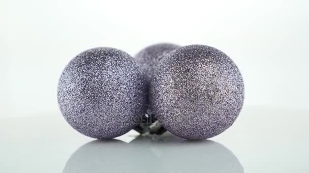 Bolas violetas isoladas em branco — Vídeo de Stock