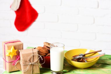 Noel masa hediyeler ile
