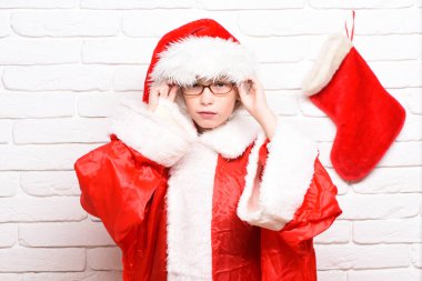 Genç, şirin Noel Baba çocuk.