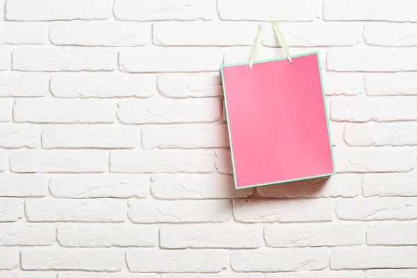 Pacote de papel rosa em tijolo — Fotografia de Stock
