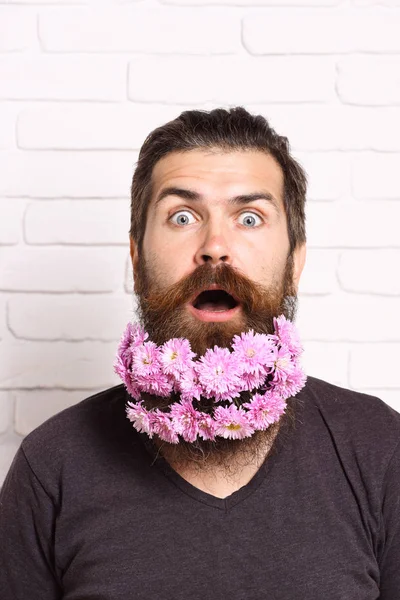 Hipster com flores em barba — Fotografia de Stock