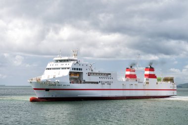 Mavi deniz modern gemi