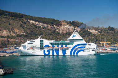 Büyük gemi liman girer