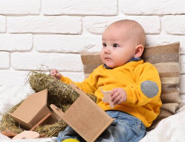 Küçük erkek çocuk.