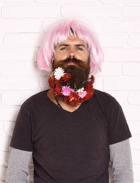 Hipster com flores em barba — Fotografia de Stock