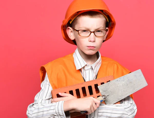 Jong schattig bouwer jongen — Stockfoto