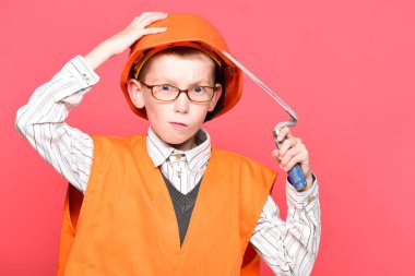 Genç, şirin inşaatçı çocuk.