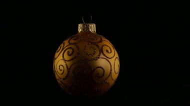 Siyah zemin üzerine altın top