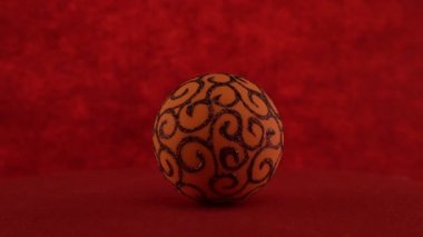 Kırmızı bir arka plan üzerinde turuncu topu