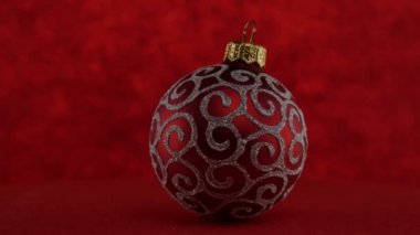 Kırmızı zemin üzerine kırmızı top