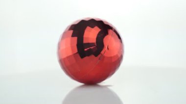 Kırmızı top beyaz üzerine izole