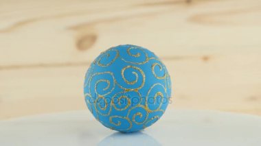 Ahşap zemin üzerine mavi top