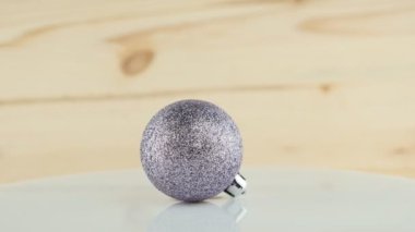 Ahşap arka plan üzerinde mor Top